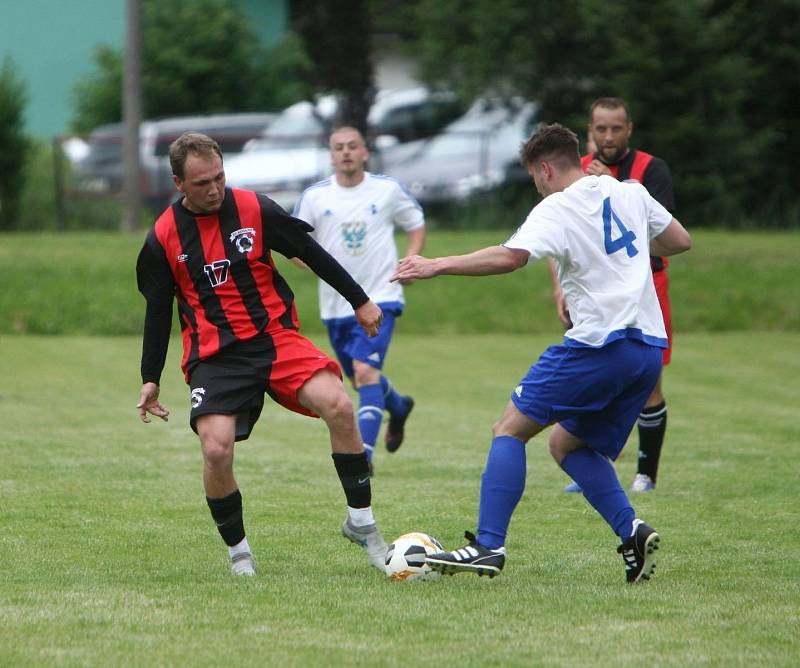 Bukovany (červené dresy) doma porazily Dubou 4:2.