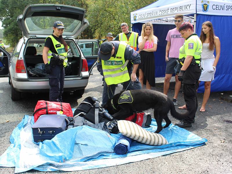 Festival provázely už od čtvrtečního odpoledne rozsáhlé policejní kontroly u silnic kolem Doks, ale nově také na vlakovém nádraží i přímo ve vlacích.