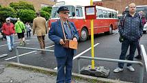 Siegried Richter v životě ujel milióny kilometrů s autobusy. Teď se věnuje historickým jízdám, vylepuje jízdní řády a pečuje o označení autobusových zastávek.
