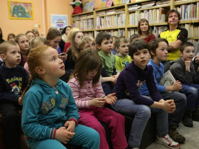 Čtenář roku se vyhlašoval na úvod zábavného pořadu ilustrátora dětských knih Adolfa Dudka.