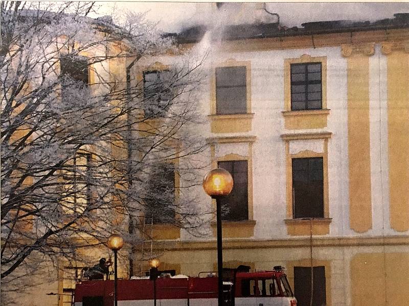 Na archivní fotografii hasiči už druhým dnem zápolí s požárem.