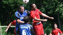 Dubice hrála s Jestřebím 1:1, ale na penalty podlehla 4:5. Gabriel odvrací míč před Gorolem. 