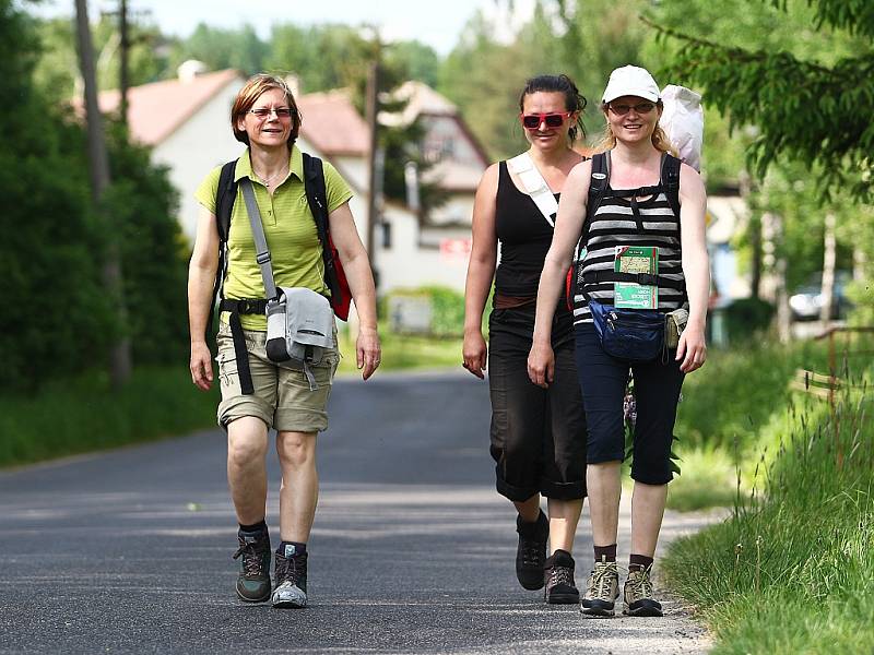Cestu, která kopíruje poválečný pochod smrti pěti lidických žen z koncentračního tábora Ravensbrück, absolvuje Milena Městecká (vpravo) již potřetí.