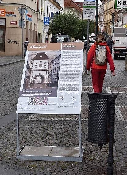 Výstava Zrcadla do historie bude v českolipských ulicích do konce října.