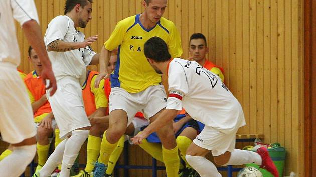 F.A. Zole Česká Lípa (ve žlutém) - SK Indoss Plzeň 3:6.