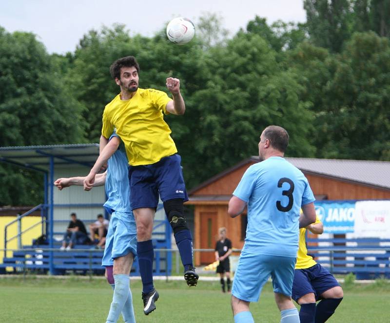 Fotbalisté českolipské Lokomotivy (žluté dresy) doma porazili Dubnici 5:3.