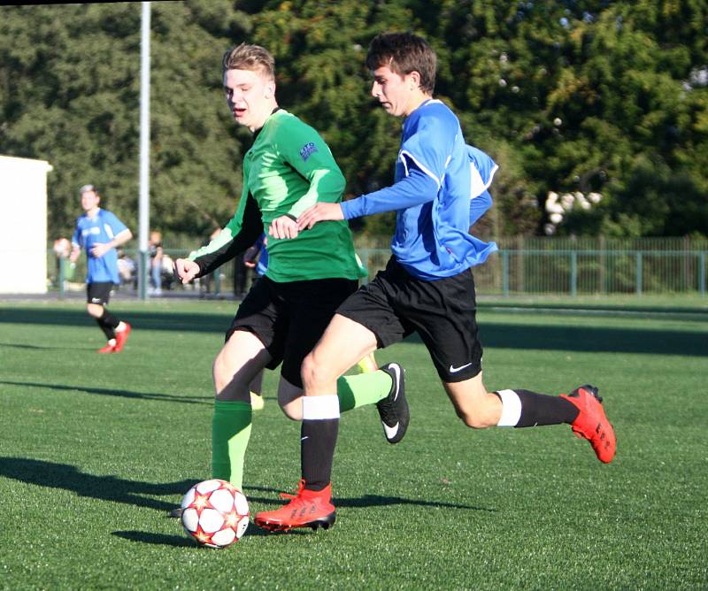 Arsenal Česká Lípa B (modré dresy) doma přejel Zákupy 6:0.