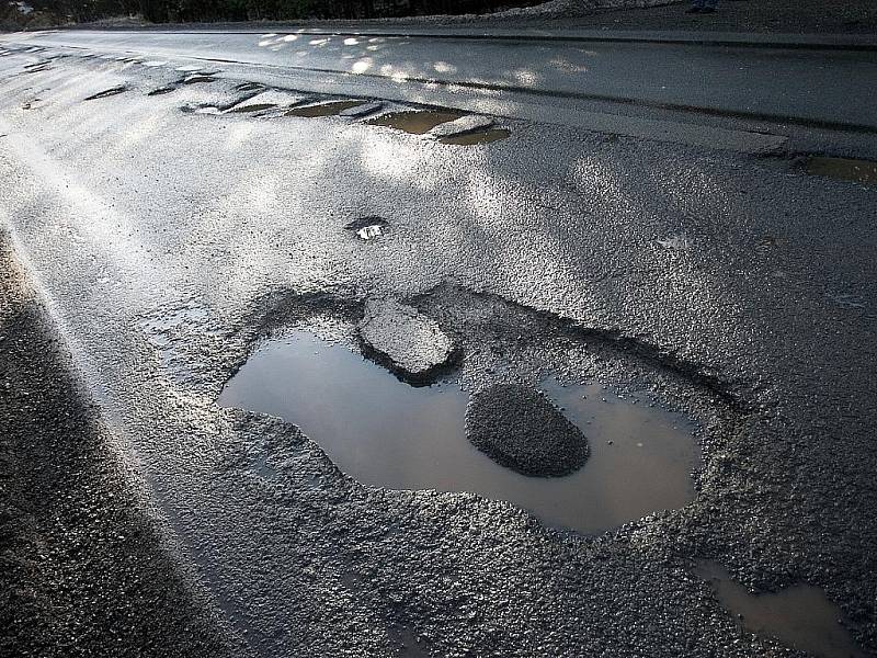 Zima ještě není u konce a některé silnice na Českolipsku jsou v hrůzostrašném stavu. 