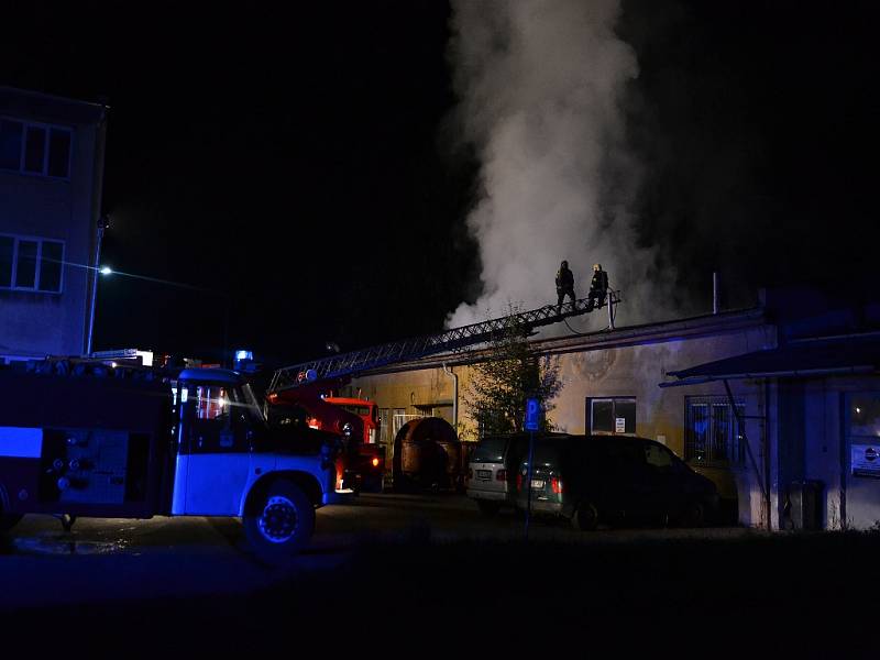 Požár průmyslového objektu v Novém Boru.