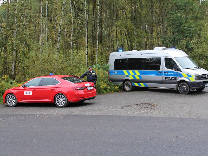 Místo tragédie je uzavřené. Policisté a hasiči čekají na příjezd pracovníků Ústavu pro šetření leteckých nehod. 