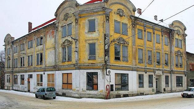 Z dominanty města, která je v katastrofálním stavu, se po ukončení rekonstrukce stane opět společenské centrum Cvikova.
