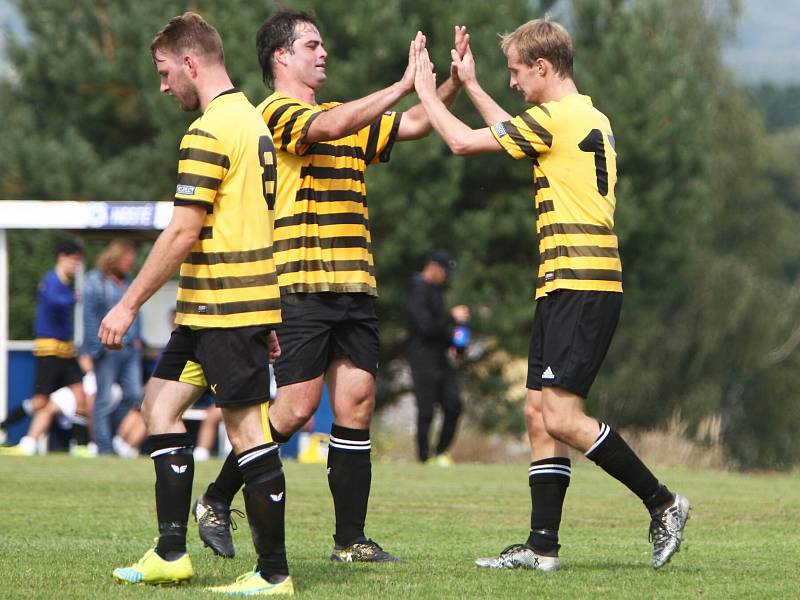 Holany - Stráž nad Nisou 3:0. Mikysa blahopřeje střelci třetí branky Bečvaříkovi.