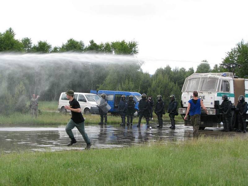 Policejní cvičení na hradčanském letišti u Mimoně