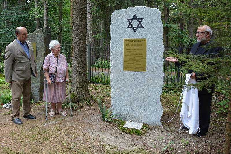 Symbolický hrob židovských obyvatel Nového Boru, kteří se během II. světové války stali oběťmi holocaustu, odhalili na novoborském Lesním hřbitově.