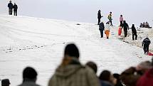 Dvě desítky jezdců - kamikadze se v sobotu odpoledne sešly na svahu Lipového vrchu v Prysku. Z kopce se pustili účastníci na nejrůznějších vozítkách, od křesla a kola po pneumatiky z traktoru nebo dokonce v gumové kanoi.