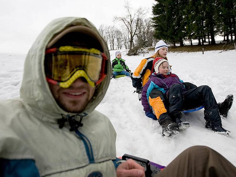 Dvě desítky jezdců - kamikadze se v sobotu odpoledne sešly na svahu Lipového vrchu v Prysku. Z kopce se pustili účastníci na nejrůznějších vozítkách, od křesla a kola po pneumatiky z traktoru nebo dokonce v gumové kanoi.