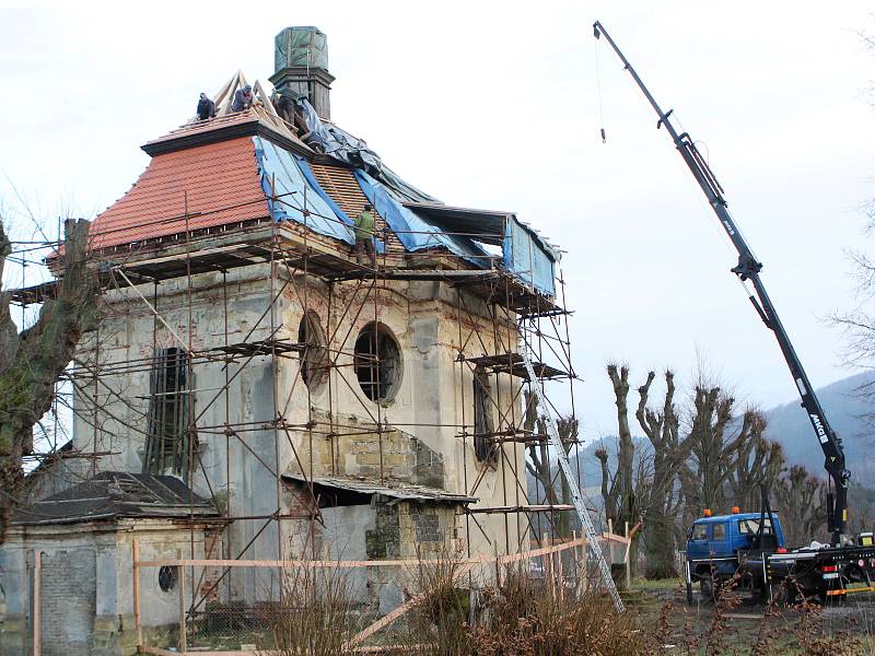 Ke 280. výročí od položení základního kamene dostane Kaple sv. Jana Nepomuckého ve Sloupu v Čechách novou střechu.