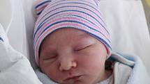 Mamince Lence Ježkové z Rumburku se ve čtvrtek 22. února v 18:57 hodin narodil syn Adam Schmutzer. Vážil 3,57 kg.