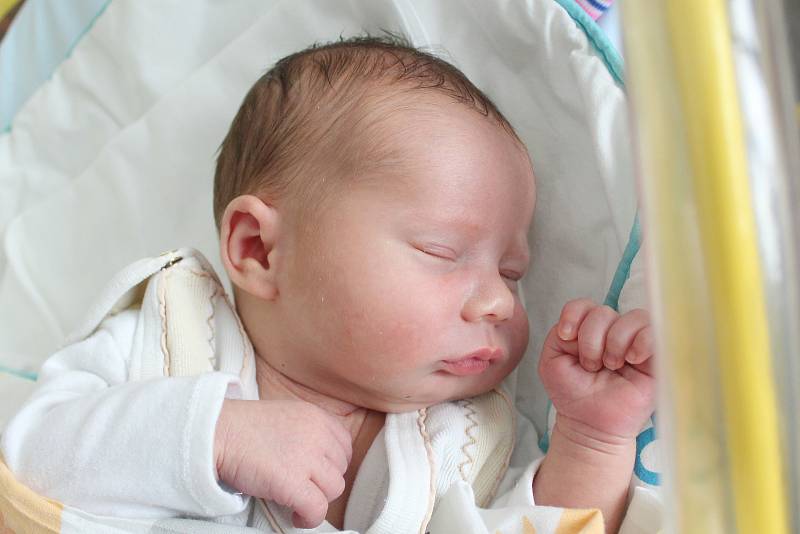 Mamince Evě Jílkové z Provodína se v úterý 23. dubna v 9:21 hodin narodil syn Jonáš Jeništa. Měřil 49 cm a vážil 3,41 kg.