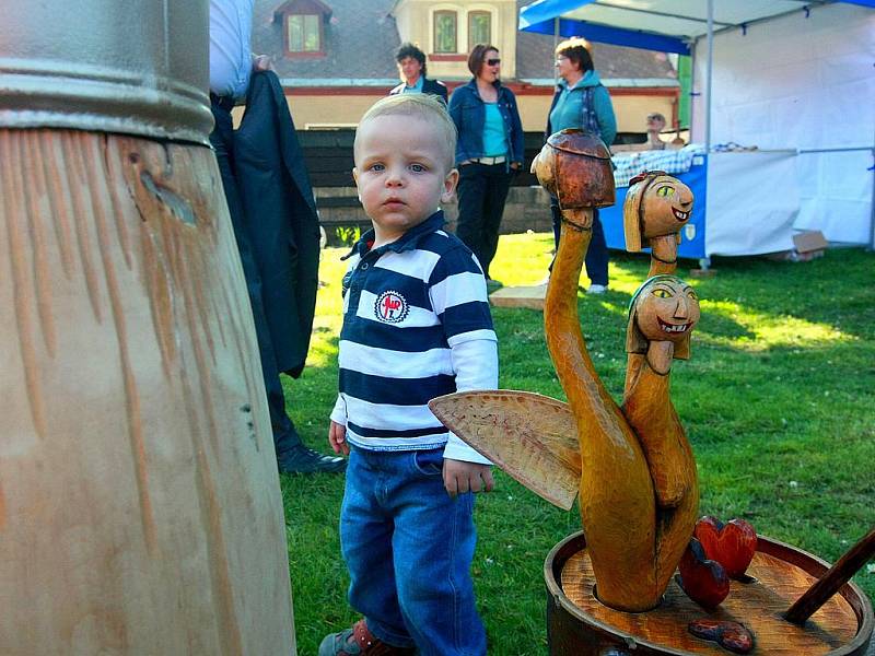 Na výstavě jsou k vidění dřevěné plastiky a sochy z řezbářských sympozií minulých let, které se konají vždy začátkem září v Památníku K. H. Máchy. 