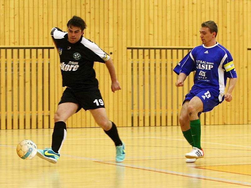 FC Démoni Česká Lípa - GMM Jablonec 15:0. Mikysa sledován Vávrou proměňuje ideální přihrávku Kýčka ve třetí branku Démonů.