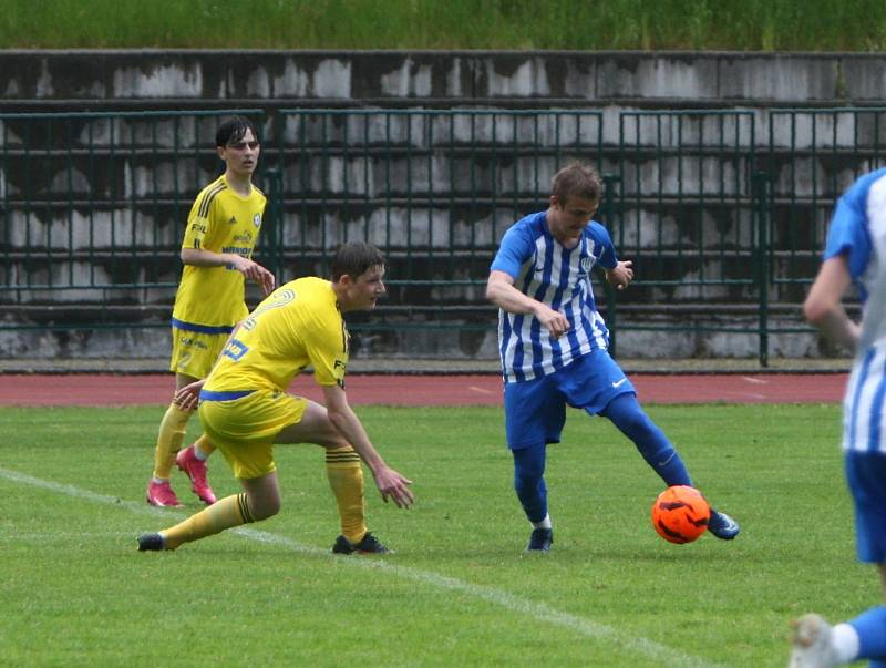 Starší dorostenci České Lípy (modré dresy) doma porazili Varnsdorf 3:1.