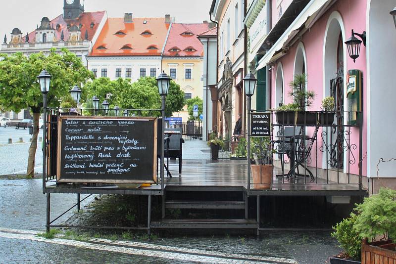 Deštivé a chladné počasí do českolipských zahrádek v pondělí příliš nelákalo. Řada provozoven ani neotevřela. Jednou z mála výjimek byla Kozlovna Skleník na českolipské Slovance. Zájem byl naopak o kadeřnictví, a to hlavně z řad mužů