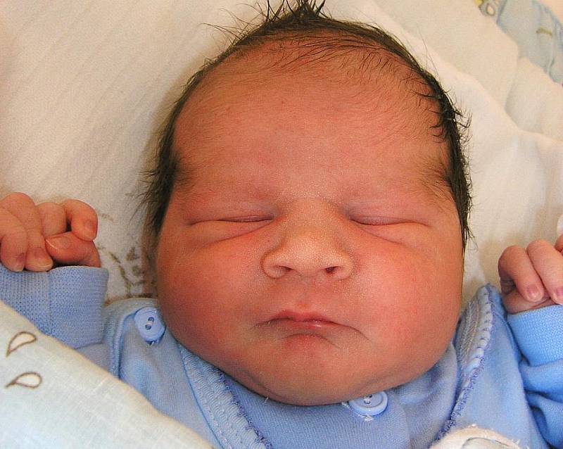 Mamince Vendule Kotaškové z Provodína se 16. prosince v 1:09 hodin narodil syn Petr Kotaška. Měřil 51 cm a vážil 3,44 kg. 