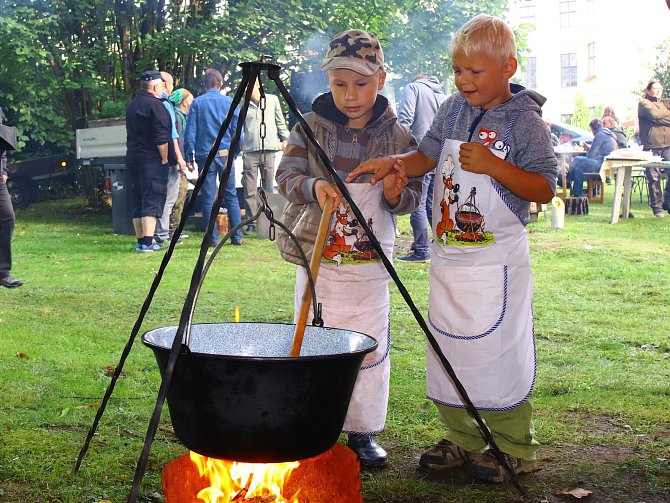 Soutěže ve vaření kotlíkových zvěřinových gulášů se letos v Zahrádkách zúčastnilo dvanáct týmů.