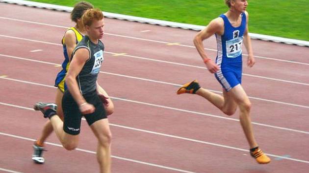 Karel Hromek (v tmavém dresu) v běhu na 100 m. 