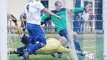 Zákupy podlehly rezervě Doks 1:3. Domácí gólman Pelc likviduje za asistence Jersone šanci Pilaře.