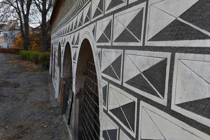 Opravená severní a jižní fasáda již zdobí Červený dům v České Lípě.