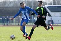 Arsenal Česká Lípa - Lomnice nad Popelkou 8:0 (2:0). Hostující Kutek (vpravo) se snaží zastavit průnik Zemánka.