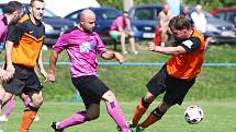 Skalice - Bílý Kostel 1:0. Hostující Janáček (v růžovém) zastavuje akci Štádlera.