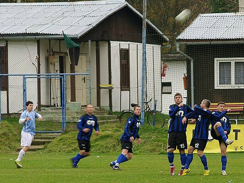 Z vítězství na hřišti do té doby vedoucí Stráže pod Ralskem se v sobotu radovali hosté z Rozstání.