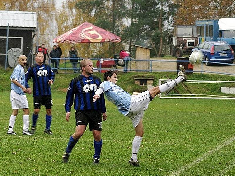 Z vítězství na hřišti do té doby vedoucí Stráže pod Ralskem se v sobotu radovali hosté z Rozstání.