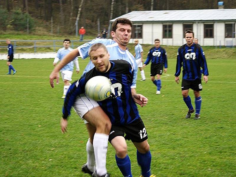 Z vítězství na hřišti do té doby vedoucí Stráže pod Ralskem se v sobotu radovali hosté z Rozstání.