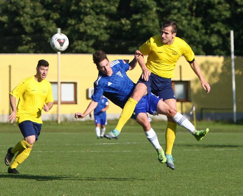 Lokomotiva Česká Lípa (žlutá) doma prohrála derby s Mimoní 1:4.