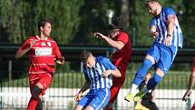 Starší dorostenci českolipského Arsenalu (v modrém) doma prohráli s Ústím nad Labem 0:2.