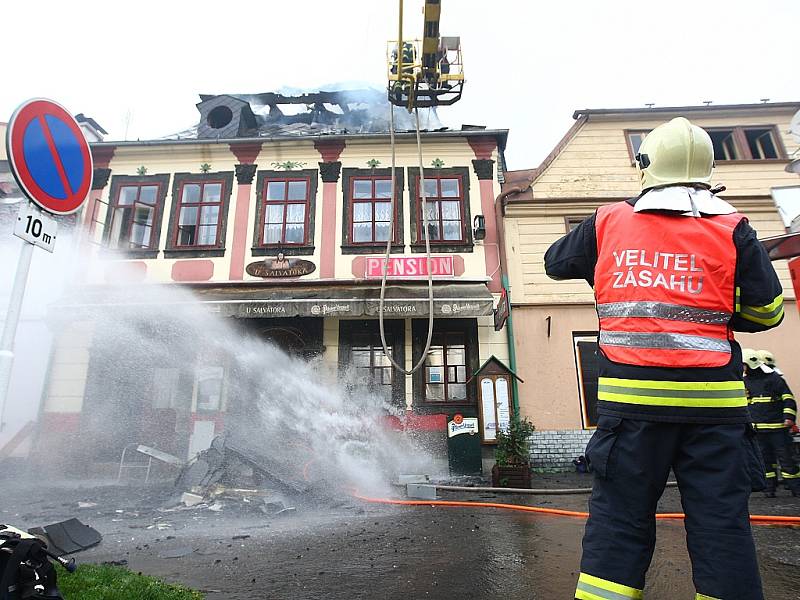 Památkově chráněný hotel U Salvatora patří k nejstarším domům v Jablonném v Podještědí. Ve středu jej zničil požár.