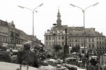 Českolipské náměstí se zaparkovanými sovětskými transportéry.