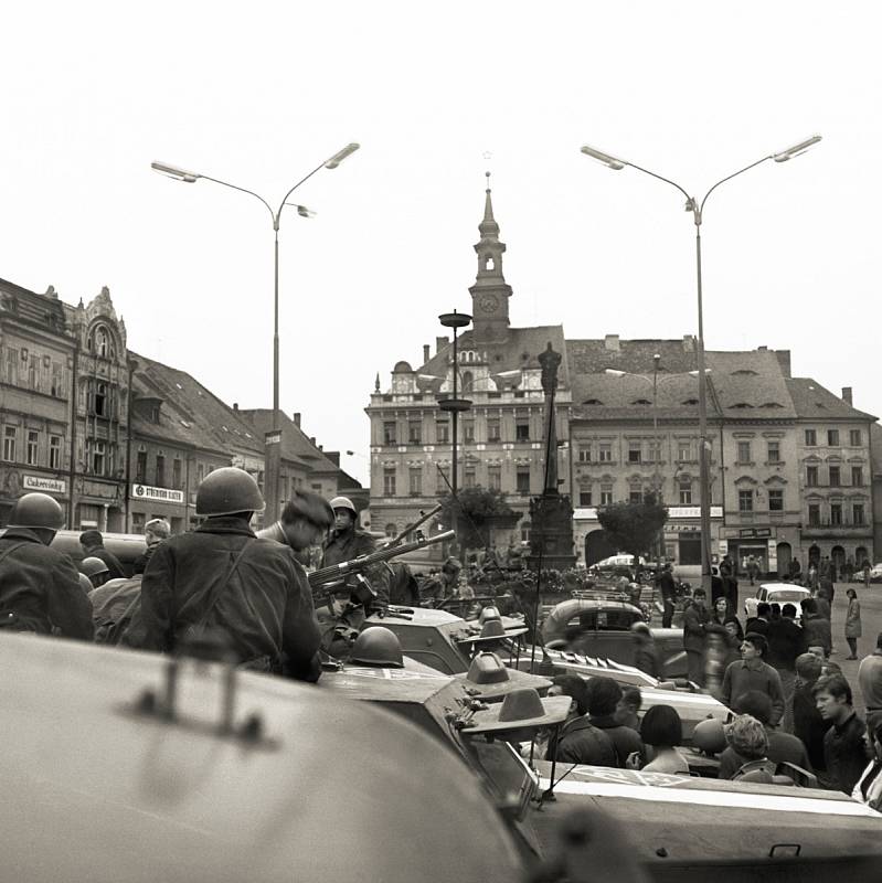 Českolipské náměstí se zaparkovanými sovětskými transportéry.