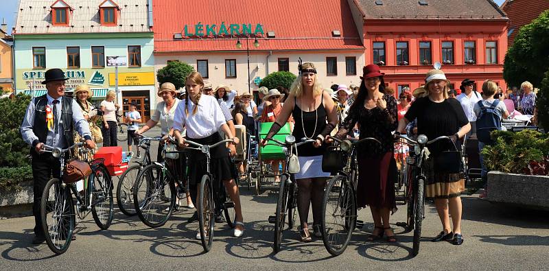 Stovka historických a retro kočárků se sešla v sobotu v Mimoni. První setkání uspořádal Spolek historie Mimoňska společně s městem.