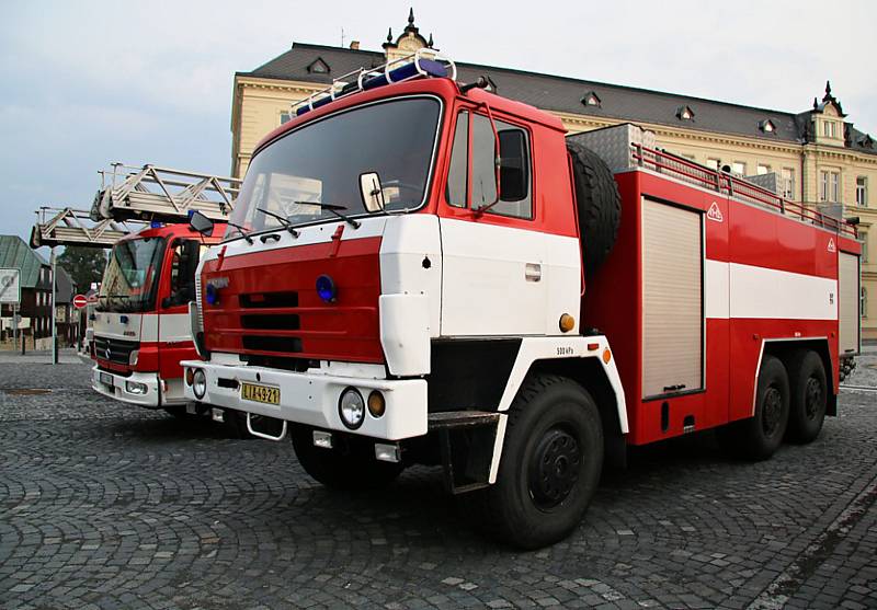 Profesionální hasiči předali jednotce SDH z Nového Boru dva zásahové automobily.