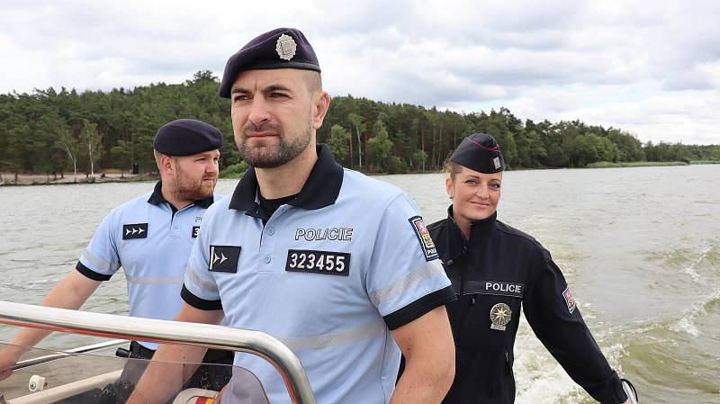 Policisté navštívili kempy v Máchově kraji.