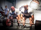 Nový český rekord v Doubledeadliftu (dvojitý mrtvých tah) vytvořili vzpěrači Petr Petráš z Prahy a Václav Češka (na snímku vlevo), zástupce novoborského SK Metalpower na pražské pohárové soutěži siláků s názvem Deadlift Challenge.