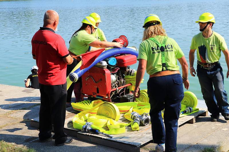 Hasičské soutěže ve Stráži se zúčastnilo 16 družstev.