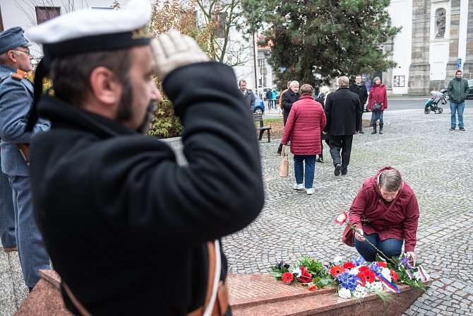 Každoroční pietní akt k uctění památky padlých vojáků se v pondělí konal na náměstí Osvobození v České Lípě.
