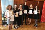 Studenti Gymnázia Česká Lípa přezvali ocenění za úspěšné dokončení svých výzev v programu Mezinárodní ceny vévody z Edinburghu (DofE).