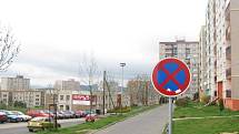Značky zakazují obyvatelům domů v Pražské ulici zastavit tam, kde byli zvyklí parkovat.